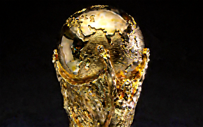 世界杯冠军奖杯大力神杯特写照片，金光闪闪，象征着足球界的最高荣誉